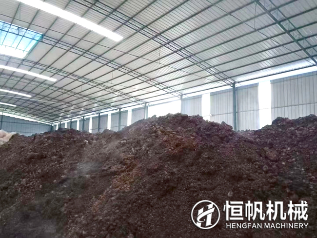 “翻堆机”挑起有机肥生产头道工序的大梁(图1) 有机肥料发酵